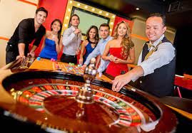 Antarmuka multi-tab super4d menampilkan World Cup di satu sisi dan live roulette di sisi lain, dengan saldo terpadu